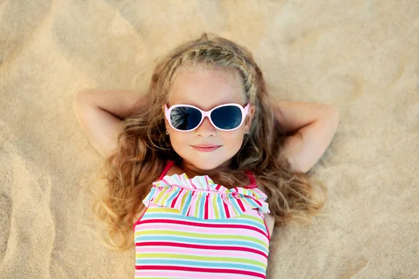 Szép Kis Szőke Lány Homokos Strandon Nyári Vakáció Fekvő Napszemüveg — Stock Fotó