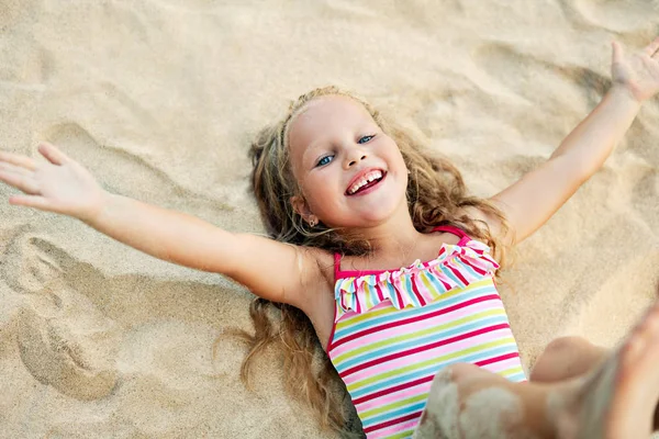 Felice Bambina Bionda Godendo Vacanza Sdraiata Sulla Spiaggia Sabbia — Foto Stock