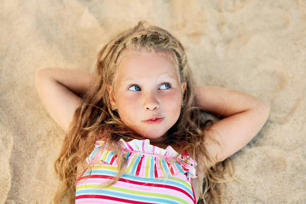 Felice Bambina Bionda Godendo Vacanza Sdraiata Sulla Spiaggia Sabbia — Foto Stock