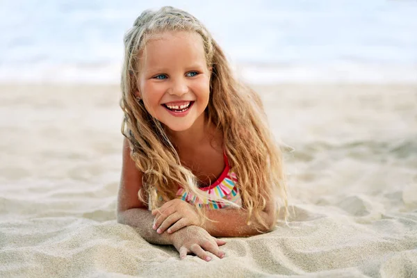 Очаровательная Маленькая Блондинка Отдыхает Песчаном Пляже Наслаждаясь Морем Улыбающийся Симпатичный — стоковое фото
