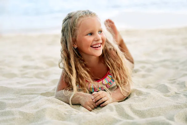 Adorabile Bambina Bionda Che Rilassa Sulla Spiaggia Sabbiosa Godendo Mare — Foto Stock