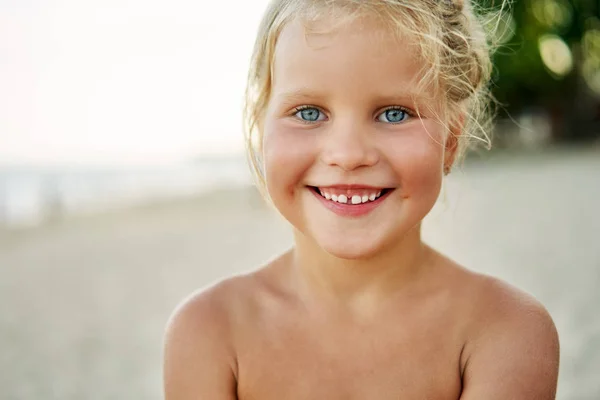 Rozkošná Malá Blondýnka Relaxační Písečné Pláži — Stock fotografie