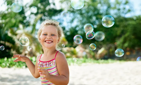 Kleines Glückliches Mädchen Beim Seifenblasen Spielen Tropischen Strand Kindheit Lebensstil — Stockfoto