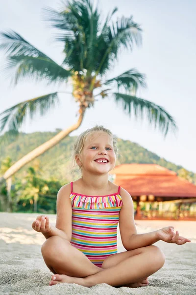 Hübsches Kleines Mädchen Meditiert Sommerurlaub Lotus Pose Sandstrand — Stockfoto