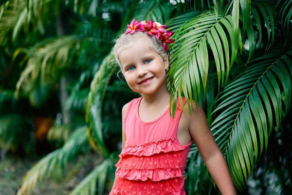 夏の昼間にかわいい笑顔の小さな女の子の肖像画 — ストック写真