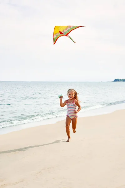 Счастливая Девочка Воздушным Змеем Бегущим Пляжу — стоковое фото