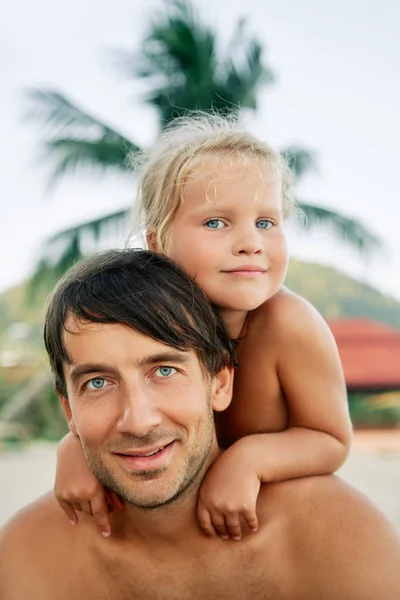 Милая Маленькая Девочка Обнимает Отца Тропическом Пляже Время Летних Каникул — стоковое фото