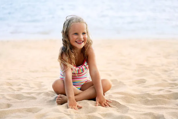 Urocza Dziewczynka Gra Opisem Plaży Letnich Wakacji — Zdjęcie stockowe