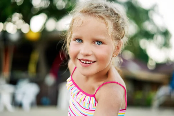 Bliska Portret Szczęśliwego Cute Little Girl Uśmiechnięta Blondynka Dziecko Lato — Zdjęcie stockowe