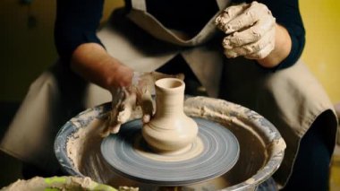 Potter tekerlek çömlek üzerinde kil modelleme seramik pot. Atölye, sanat konsepti.