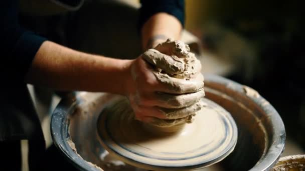 Potter Pemodelan Pot Keramik Dari Tanah Liat Pada Roda Tembikar — Stok Video