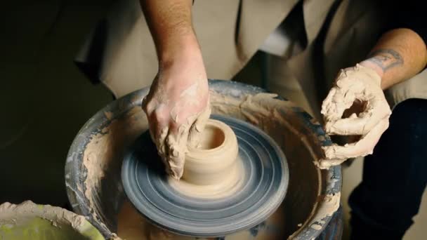 Potter Modelado Olla Cerámica Arcilla Rueda Alfarero Taller Concepto Arte — Vídeo de stock