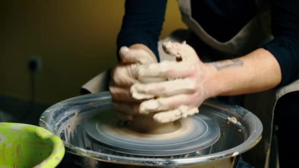 Potter Modellering Keramische Pot Van Clay Potter Wiel Workshop Kunst — Stockvideo