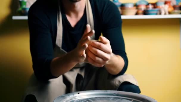 Potter Pote Cerâmica Modelagem Argila Roda Oleiro Workshop Conceito Arte — Vídeo de Stock