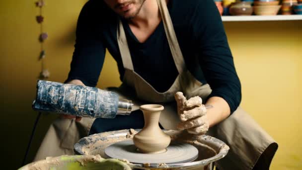 Potter Modellazione Vaso Ceramica Argilla Sulla Ruota Vasaio Workshop Concetto — Video Stock