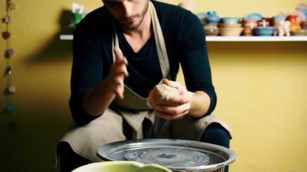 Potter Pote Cerâmica Modelagem Argila Roda Oleiro Workshop Conceito Arte — Vídeo de Stock