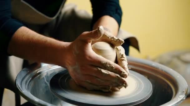 陶器の車輪の粘土から陶器の鍋をモデル化する陶器 ワークショップ アートコンセプト — ストック動画