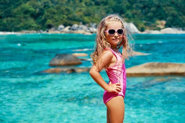Cute Little Girl Różowy Strój Kąpielowy Okulary Stwarzające Tropikalnej Plaży — Zdjęcie stockowe