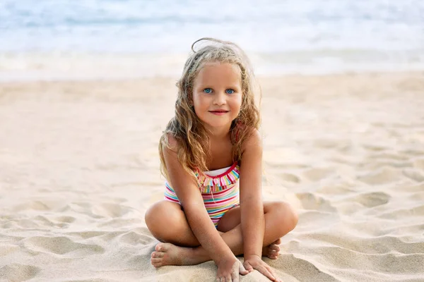 Felice Bambino Carino Giocare Con Snad Sulla Spiaggia Sabbia Vacanza — Foto Stock