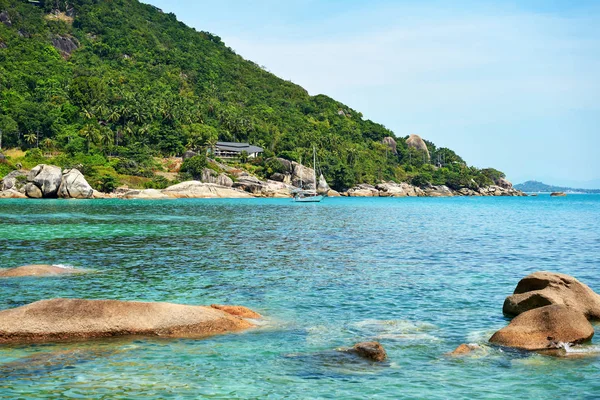 熱帯の島のターコイズブルーの水と楽園のビーチ 自然の背景 — ストック写真