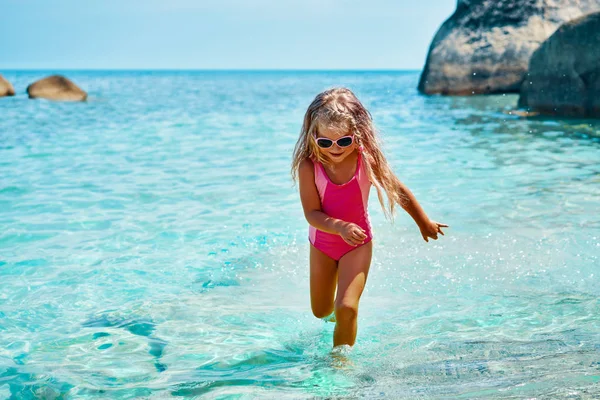 Schattig Klein Meisje Roze Badpak Zonnebril Poseren Tropisch Strand — Stockfoto