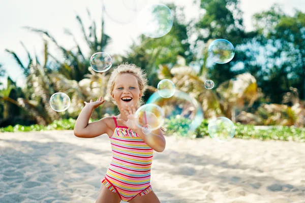 Маленькая Счастливая Девочка Играет Мыльные Пузыри Тропическом Пляже Детское Веселье — стоковое фото