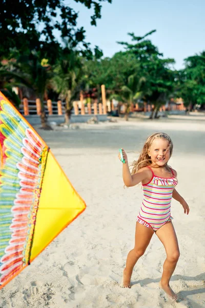 Glückliches Hübsches Kindermädchen Mit Drachen Das Sommer Tropischen Strand Läuft — Stockfoto