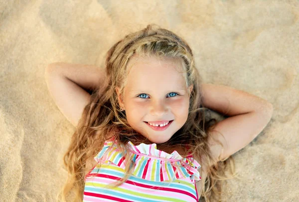 Krásná Malá Blondýnka Která Leží Písečné Pláži Během Letních Prázdnin — Stock fotografie
