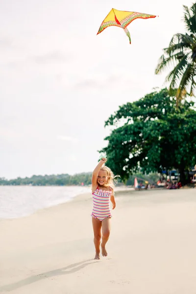 Glückliches Hübsches Kindermädchen Mit Drachen Das Sommer Tropischen Strand Läuft — Stockfoto