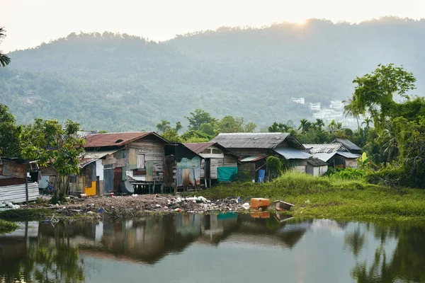 Tayland Çamur Çöp Dolu Nehirde Gecekondu Evleri — Stok fotoğraf