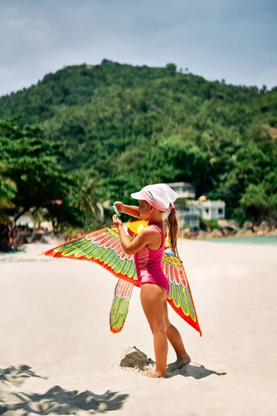 Щаслива Красива Дівчинка Повітряним Змієм Біжить Тропічному Пляжі Влітку — стокове фото