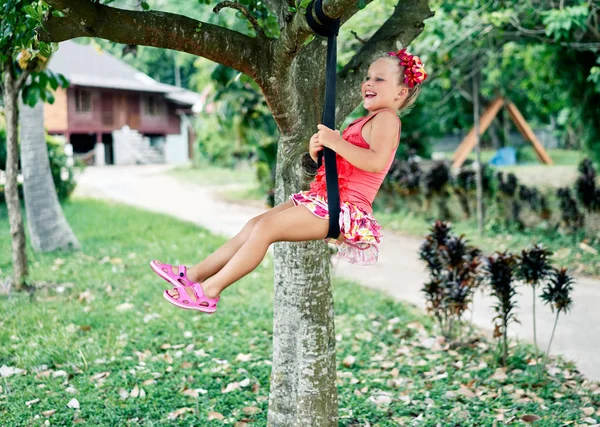 Açık Havada Swing Üzerinde Mutlu Gülen Çocuk Kız Yaz Aktivitesi — Stok fotoğraf