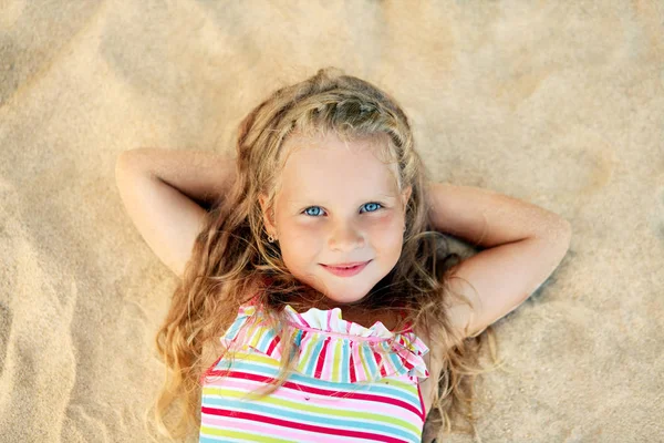 Красивая Маленькая Блондинка Лежащая Песчаном Пляже Время Летних Каникул Морской — стоковое фото