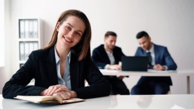 İş kadını notebooklarda not alma, dizüstü bilgisayar ile çalışan erkek meslektaşları.