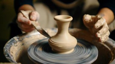Potter tekerlek çömlek üzerinde kil modelleme seramik pot. Atölye, sanat konsepti.