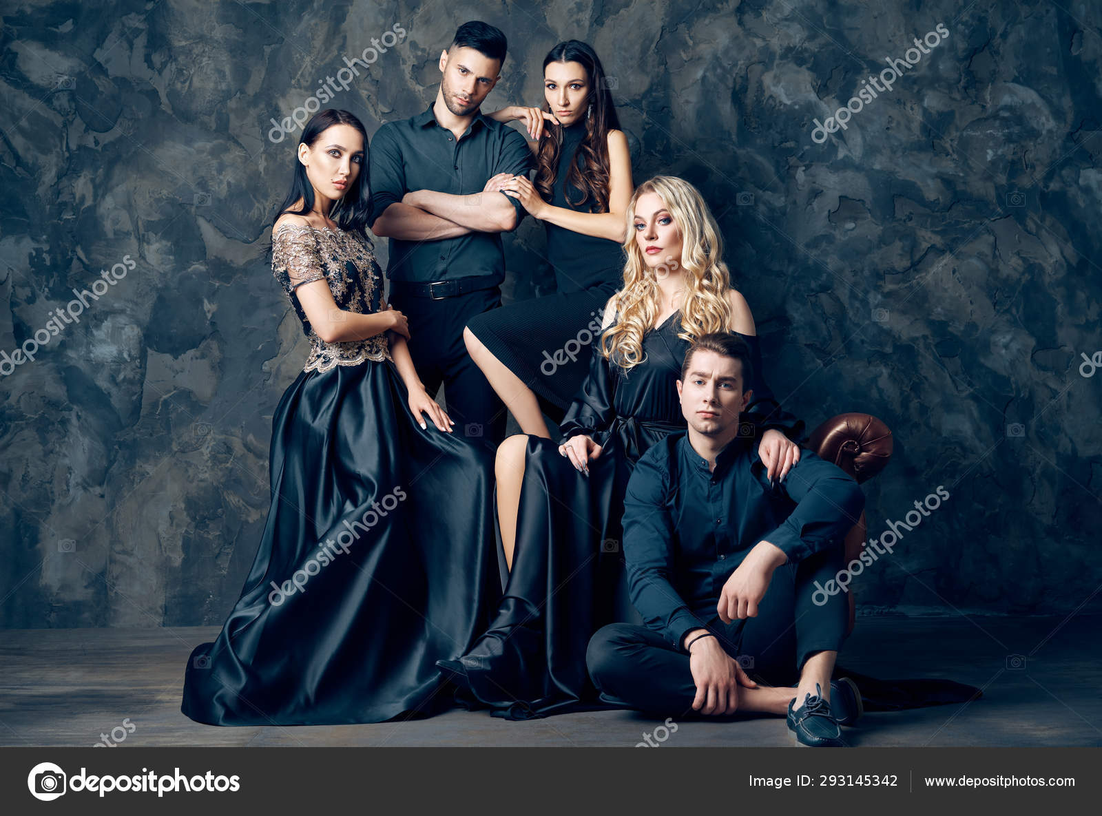 Elegant pose hi-res stock photography and images - Page 3 - Alamy