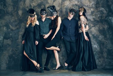 Maskeli karnaval maskeli bir grup genç stüdyoda poz lar. Moda fotoğraf konsepti.                