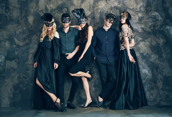 Maskeli Karnaval Maskeli Bir Grup Genç Stüdyoda Poz Lar Moda — Stok fotoğraf