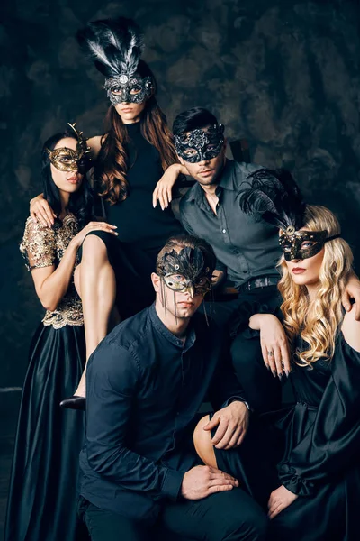 Groep Jonge Mensen Maskerade Carnaval Maskers Poseren Studio Mode Foto — Stockfoto