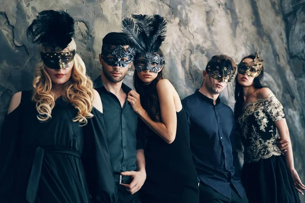 Grupo Jóvenes Disfrazados Máscaras Carnaval Posando Estudio Concepto Foto Moda — Foto de Stock