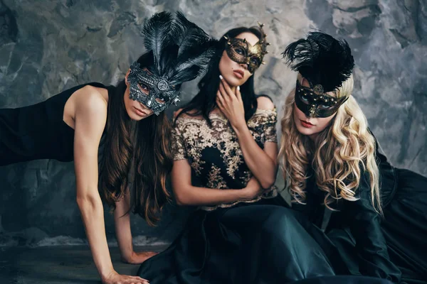 Young Women Mysterious Venetian Masks Fashion Photo Concept — Stock Photo, Image