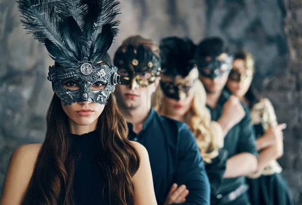 Eine Gruppe Junger Leute Maskenmasken Posiert Einem Atelier Und Steht — Stockfoto