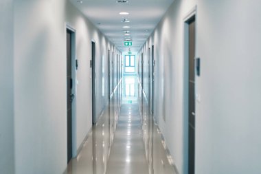 Modern binada ışıklı uzun boş koridor                         