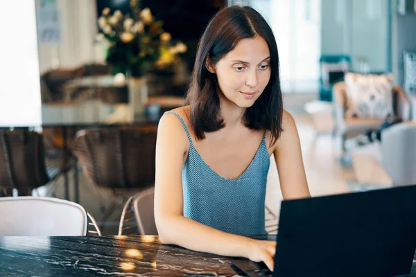 Fiatal Női Dolgozó Laptopon Otthon Szabadúszó Koncepció — Stock Fotó