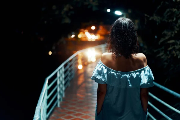 Visão Traseira Mulher Andando Ponte Noite — Fotografia de Stock