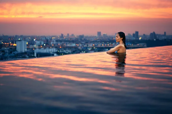 Mladá Žena Relaxující Bazénu Střeše Během Úžasného Západu Slunce — Stock fotografie