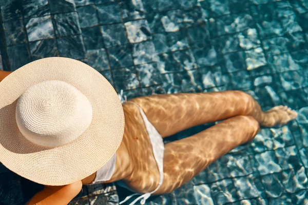 Woman Big Hat Slim Body Relaxing Swimming Pool — Stock Photo, Image