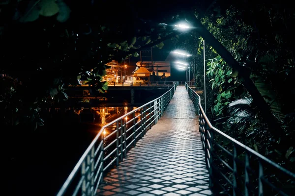 Pemandangan Jembatan Pejalan Kaki Diterangi Pada Malam Hari — Stok Foto