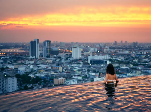 Rear View Woman Relaxing Swimming Pool Rooftop Amazing Sunset — Stock Photo, Image