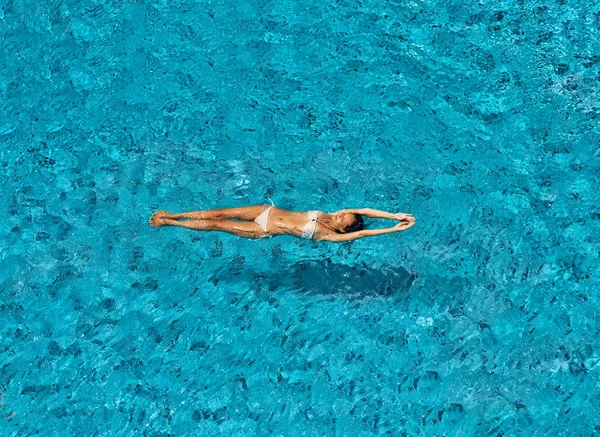 Вид Зверху Молоду Струнку Жінку Білому Бікіні Розслабляється Плаває Басейні — стокове фото